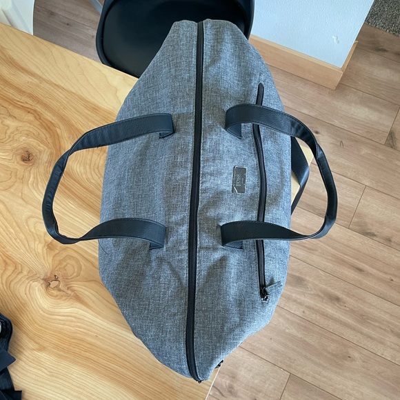 NWOT Hugo Boss Weekender Duffle Bag Unisex Large Travel Gray Black Crossbody - Picture 6 of 15